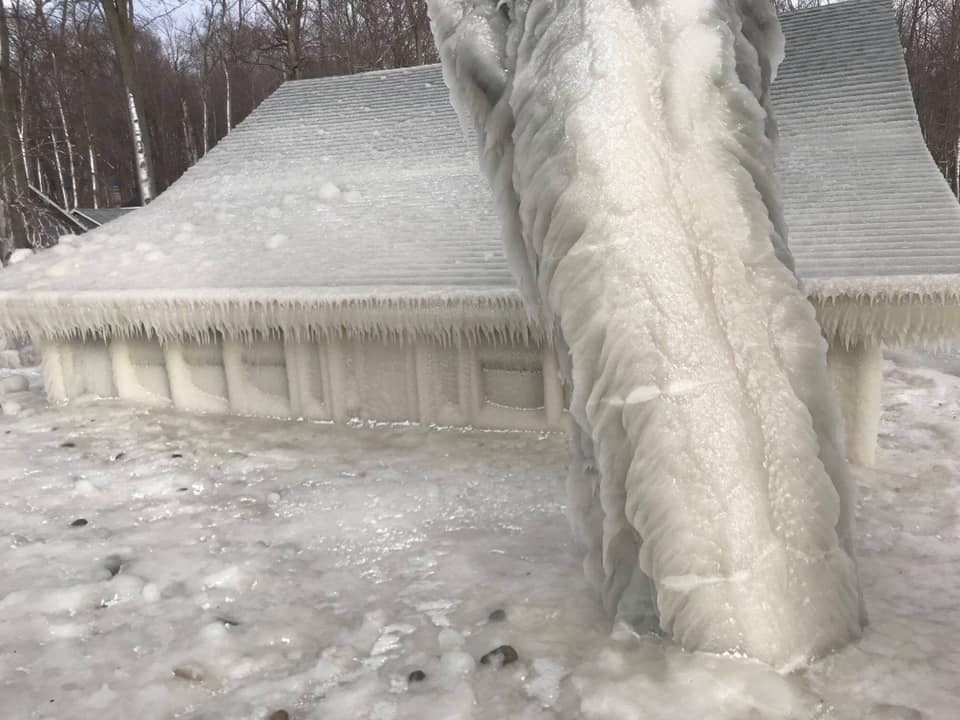 Casa 'engolida' por gelo devido às baixas temperaturas