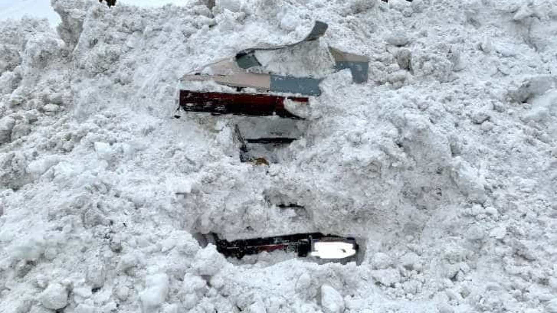 Mulher encontrada presa dentro de carro coberto com neve