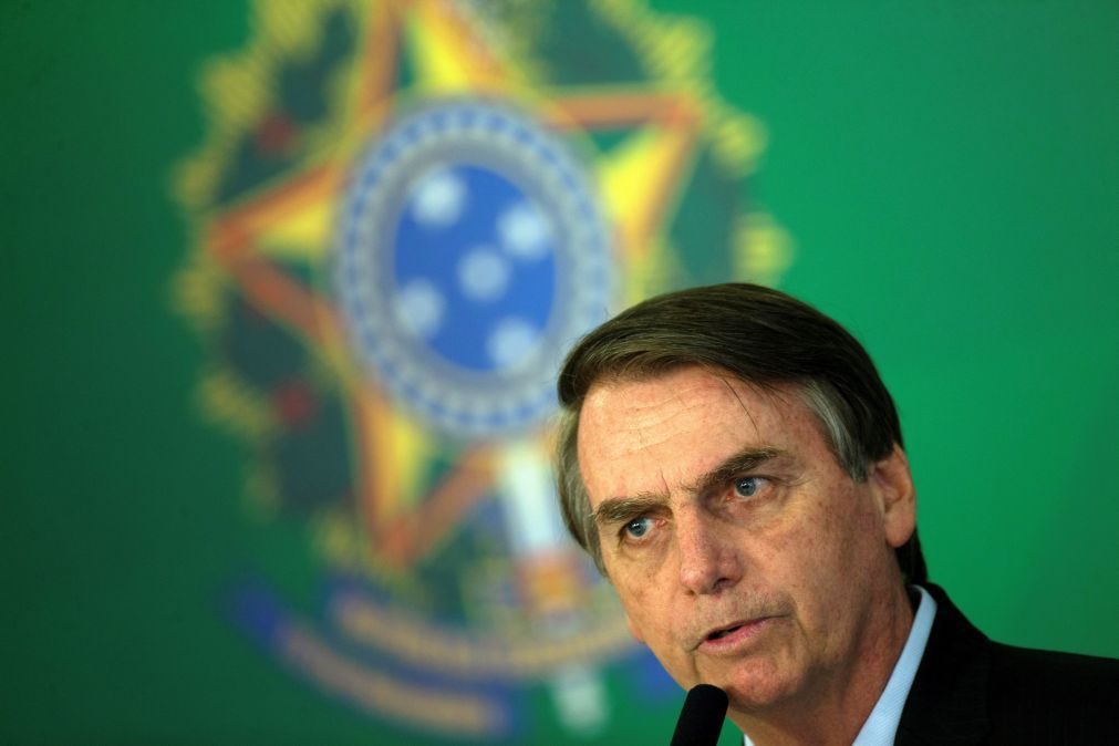 Bolsonaro publica vídeo obsceno de homem a urinar para cima de outro