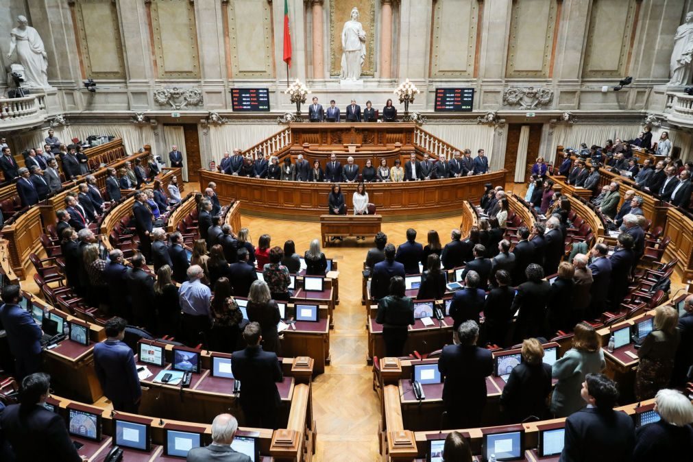 Parlamento cumpre minuto de silêncio pelas vítimas