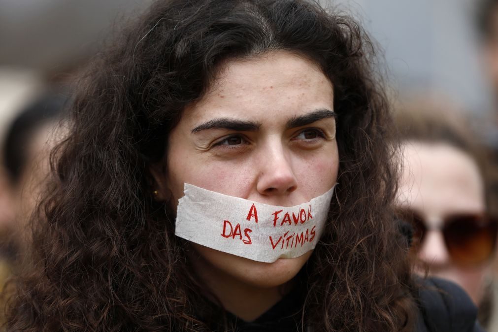 António Costa junta-se a manifestação para assinalar Dia da Mulher