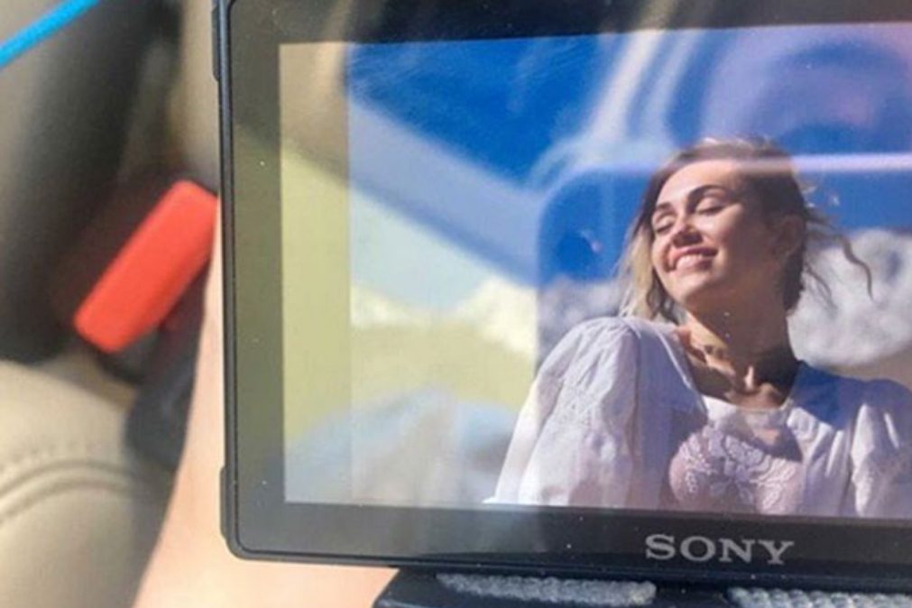 Pai de Miley Cyrus publica foto do casamento da filha e fãs deliram