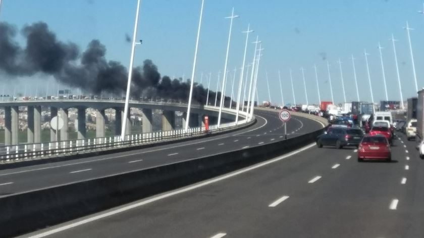 ÚLTIMA HORA | Explosão na ponte Vasco da Gama. Camião está a arder (VÍDEO)
