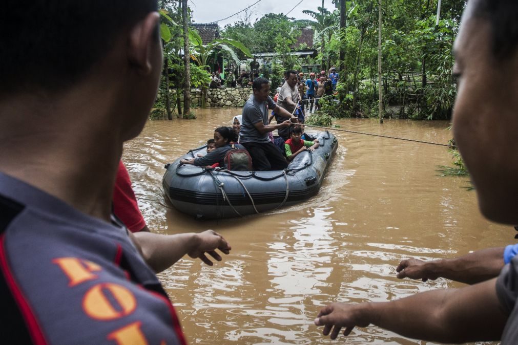 Pelo menos 42 mortos e 21 feridos em inundações na Indonésia