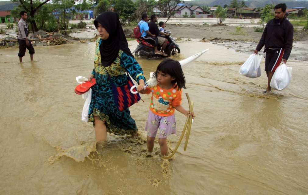 Pelo menos 89 mortos e 74 desaparecidos em inundações na Indonésia