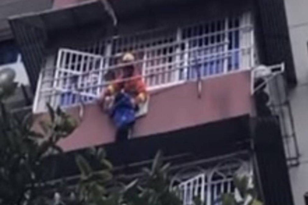 Criança evita que irmão caia de 4.º andar de prédio [vídeo]