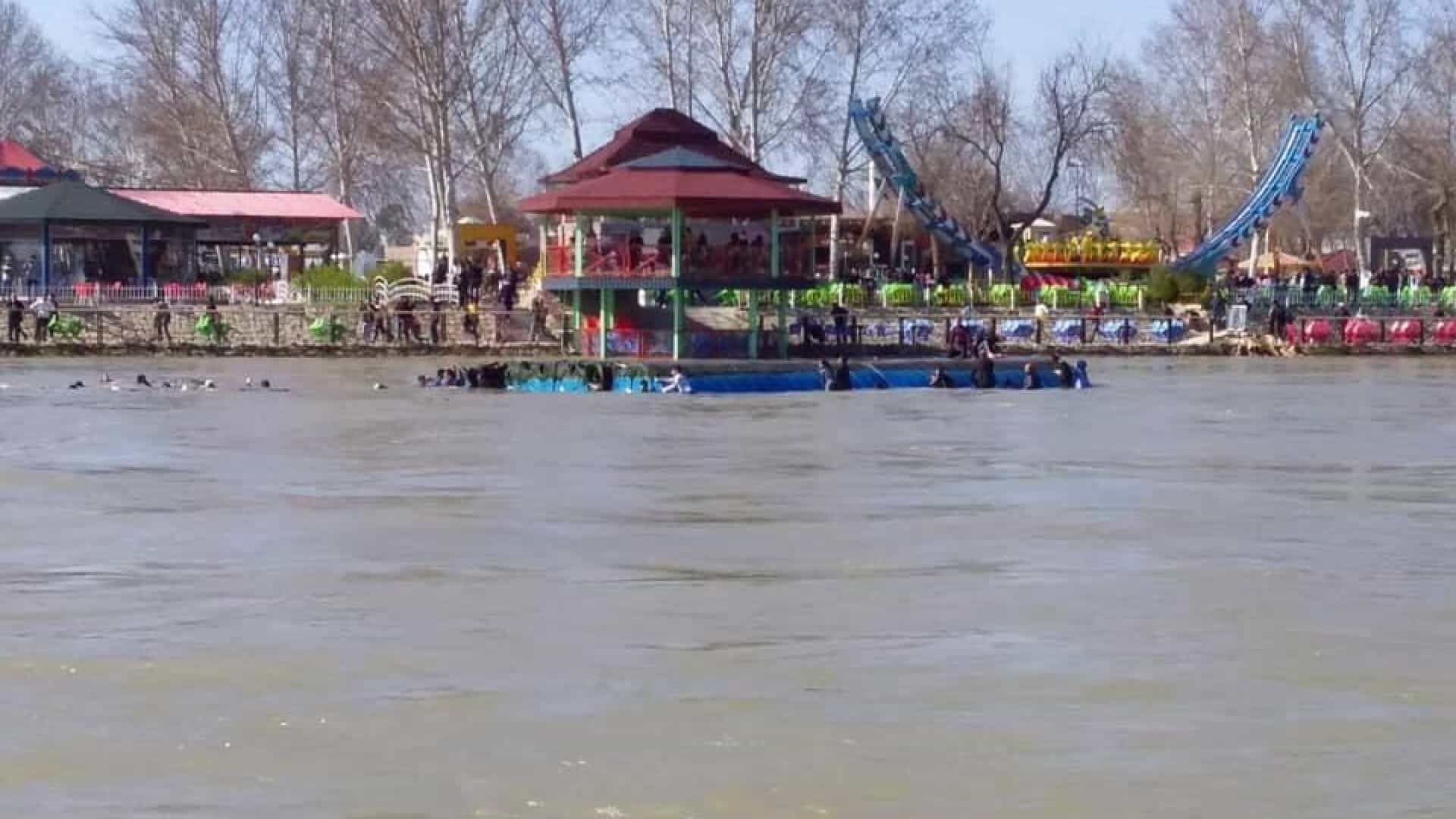 Ferry naufragou em rio no Iraque e matou 54 pessoas