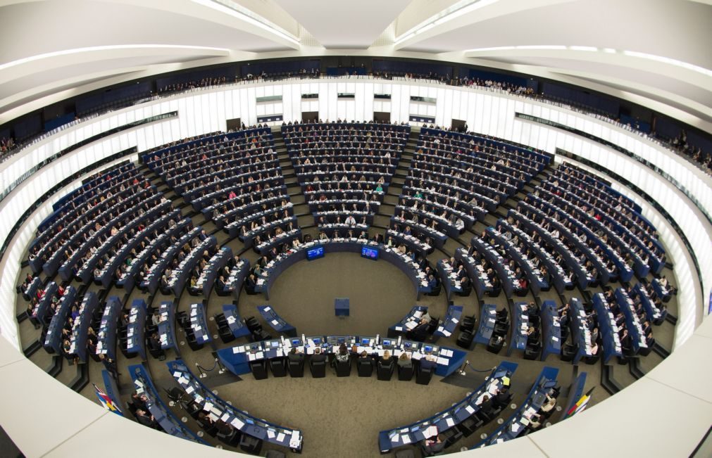 Deputados do Brexit viram costas durante hino no Parlamento Europeu
