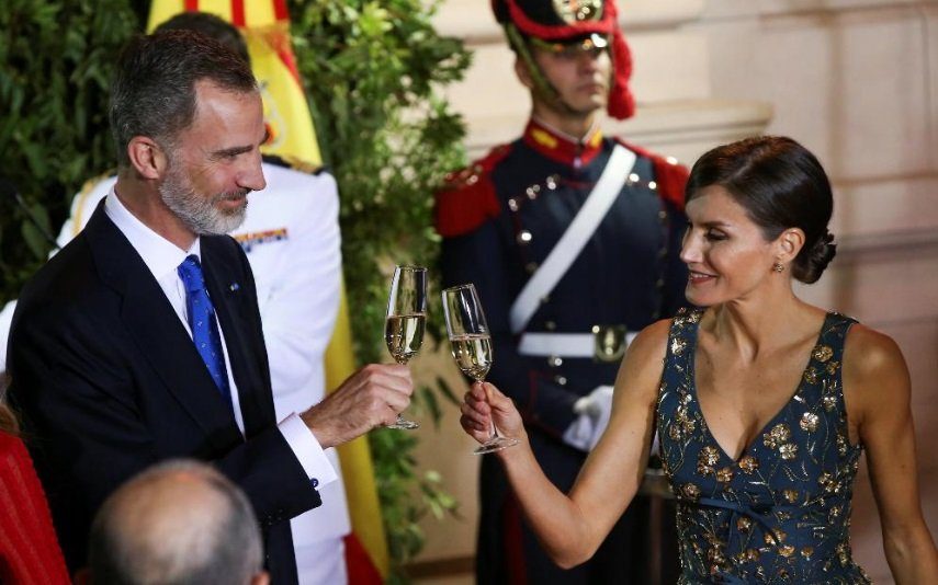 Letizia volta a quebrar o protocolo com decote pronunciado