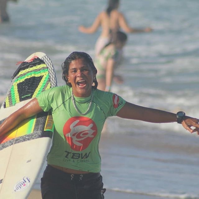 Jovem surfista morre no mar ao ser atingida por raio