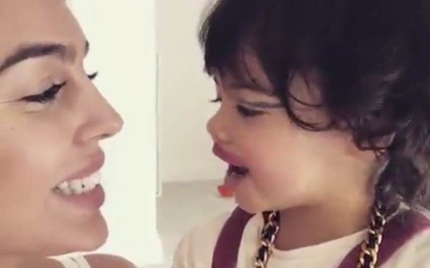 Impossível ficar indiferente Georgina Rodríguez ensina Eva a dizer a palavra mais bonita do mundo (vídeo)