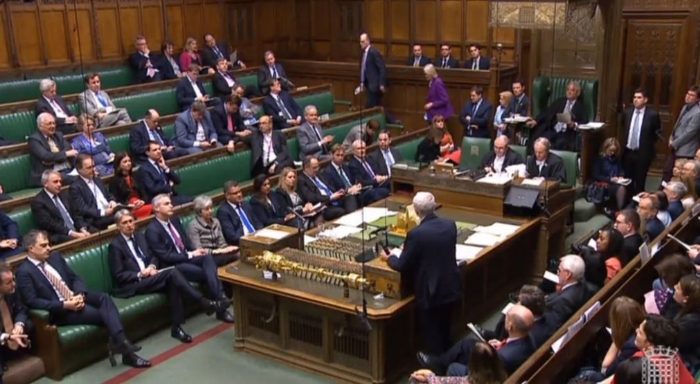 Parlamento britânico rejeita alternativas a acordo de 'Brexit'