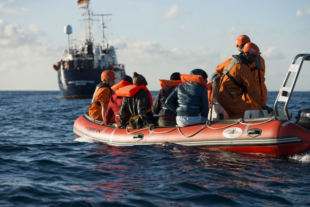 Navio com 64 migrantes preso no mar e sem autorização para desembarcar