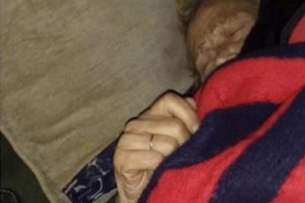 Idosa de 93 anos fica a dormir na rua após ter alta hospitalar no Porto