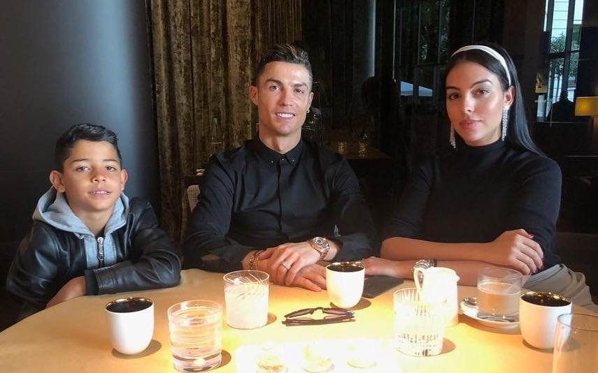A recuperar de uma lesão, Cristiano Ronaldo aproveita para passar tempo com a família