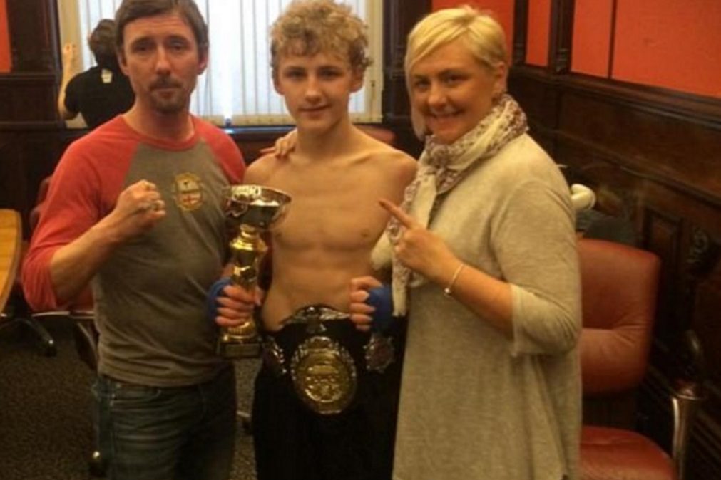 Campeão de kickboxing aos 14 anos morre após combate pelo título inglês