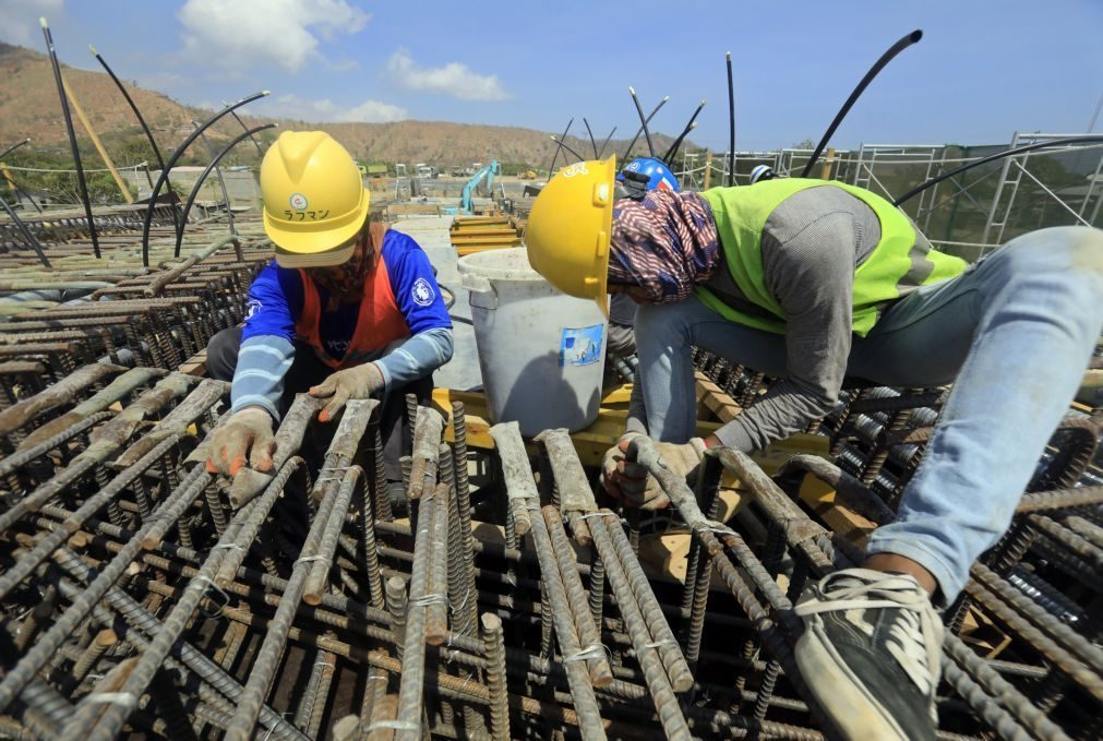 Trabalhadores das obras exigem testes à covid