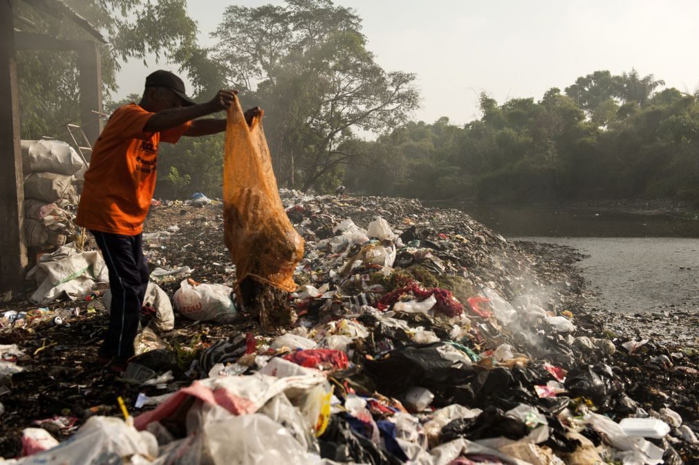 Plásticos acumulados nos rios vão poluir durante décadas mesmo sem mais produção