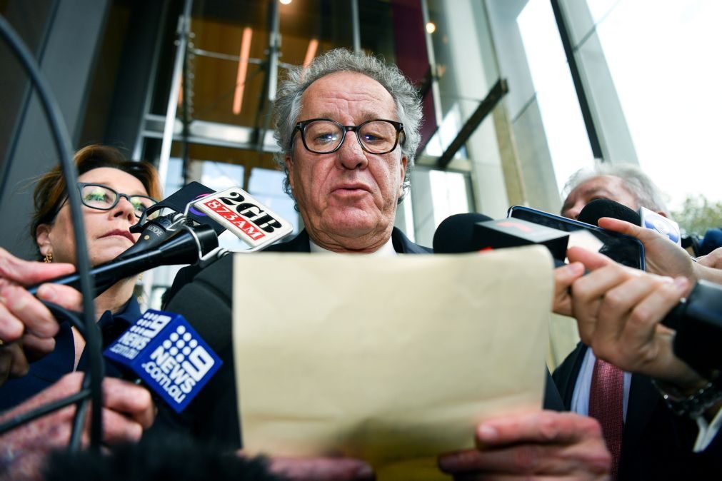 Geoffrey Rush acusado de assédio sexual. Tribunal decide a favor do ator