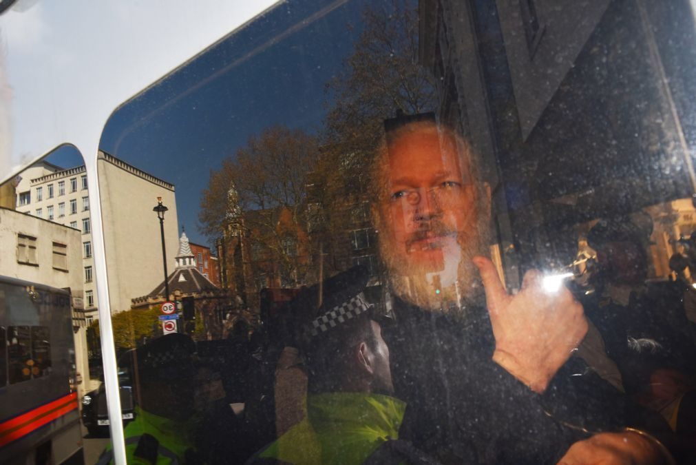 Julian Assange condenado a 50 semanas de prisão efetiva
