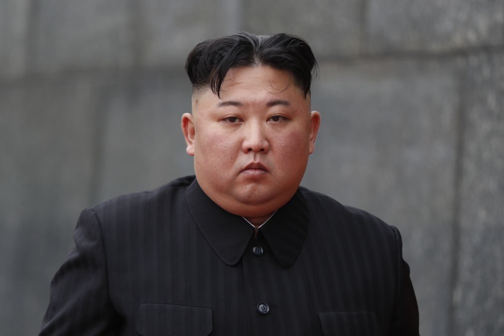 Mulher de Kim Jong-un reaparece em público mais de um ano depois