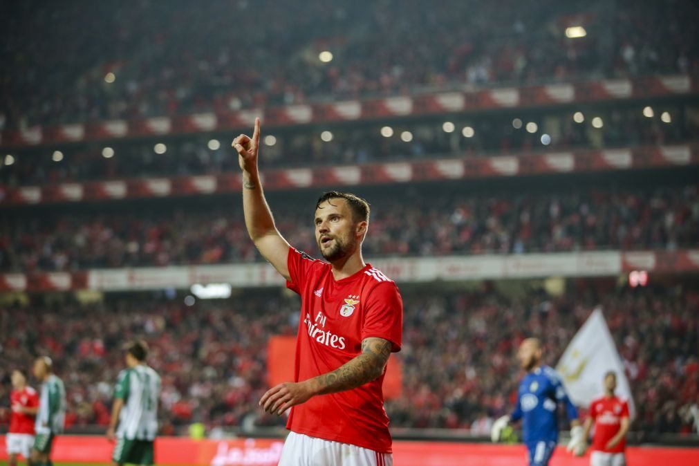 Benfica bate Vitória de Setúbal e segue a par do FC Porto no comando da I Liga