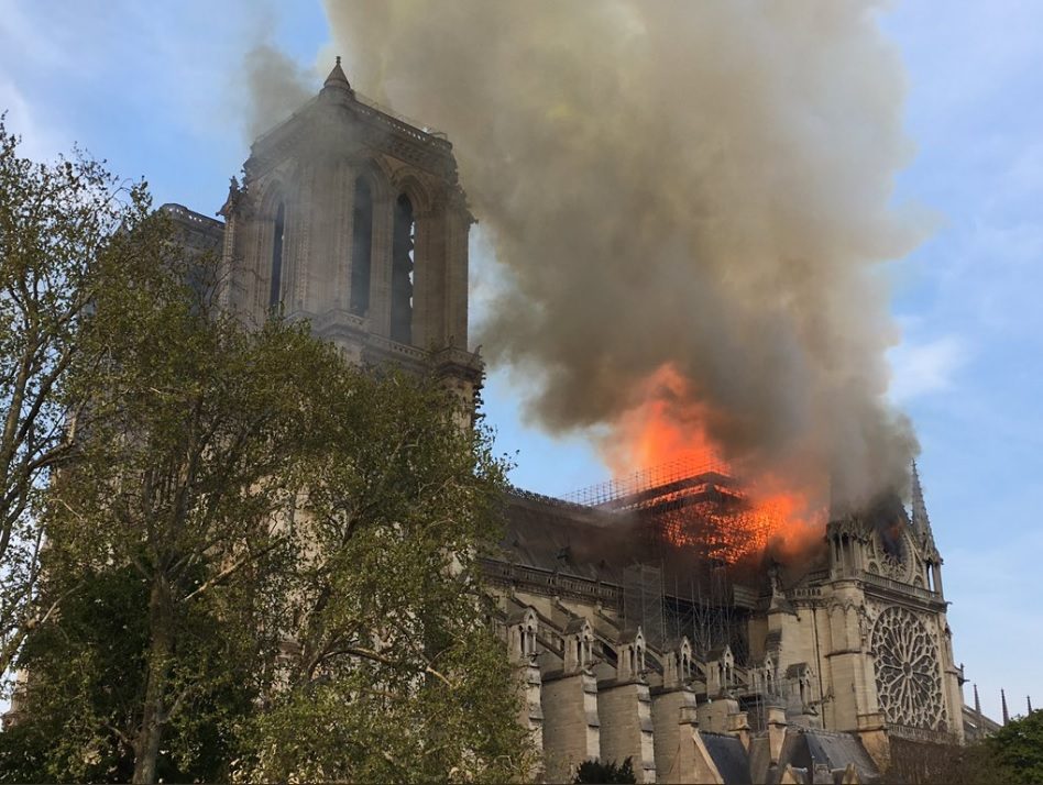 ÚLTIMA HORA | Catedral de Notre-Dame está a arder. Torre central ruiu