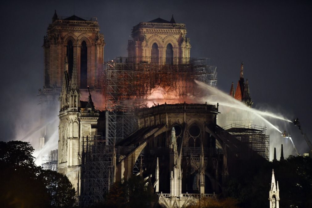Fogo na catedral de Notre-Dame «sob controlo» e «parcialmente extinto»
