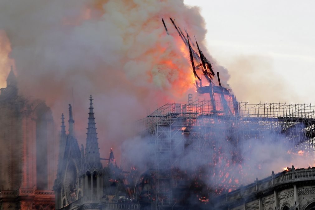 Concurso internacional para reconstruir pináculo de Notre-Dame