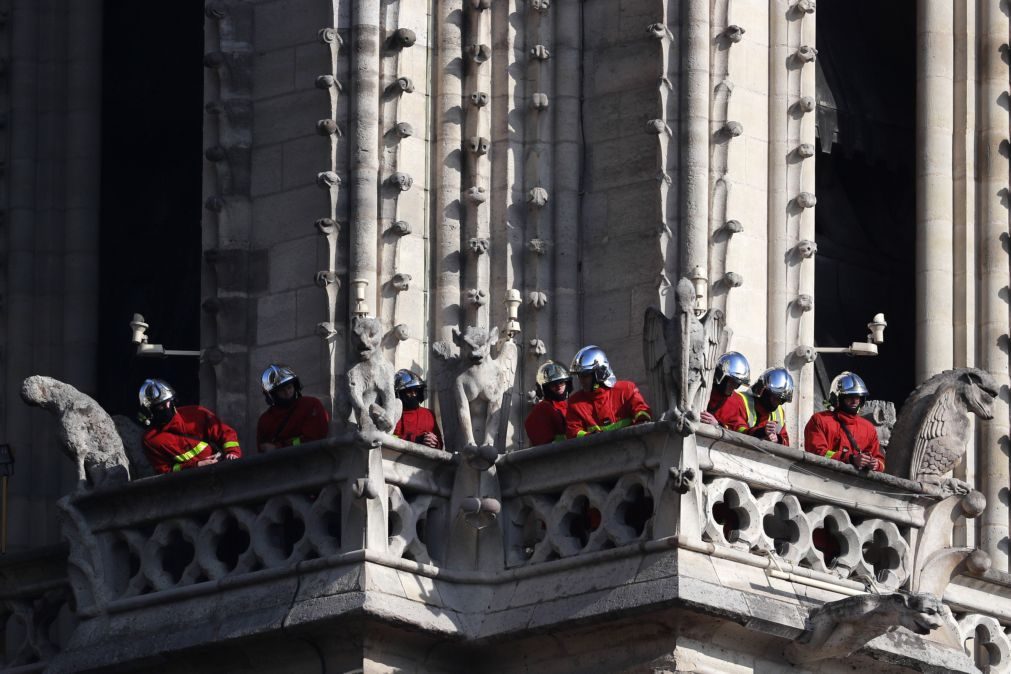 Colapso da catedral de Notre-Dame seria total se bombeiros não agissem rapidamente