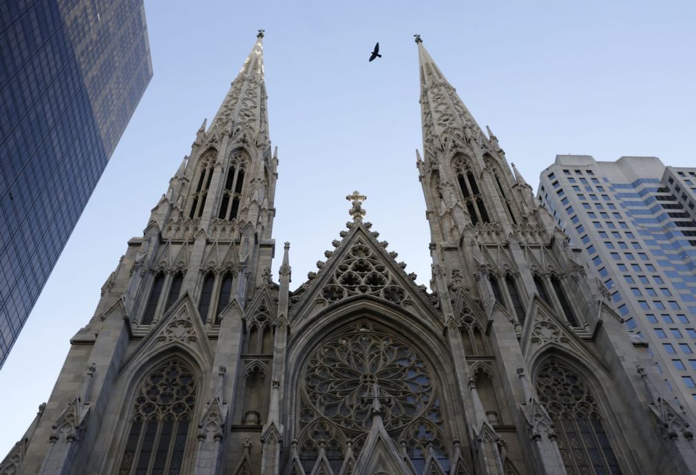 Homem detido com dois bidões de gasolina numa catedral em Nova Iorque