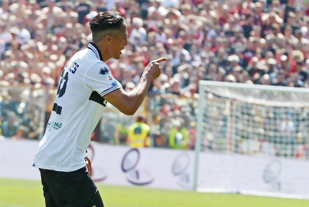 Bruno Alves marca de livre direto no empate do Parma com o AC Milan