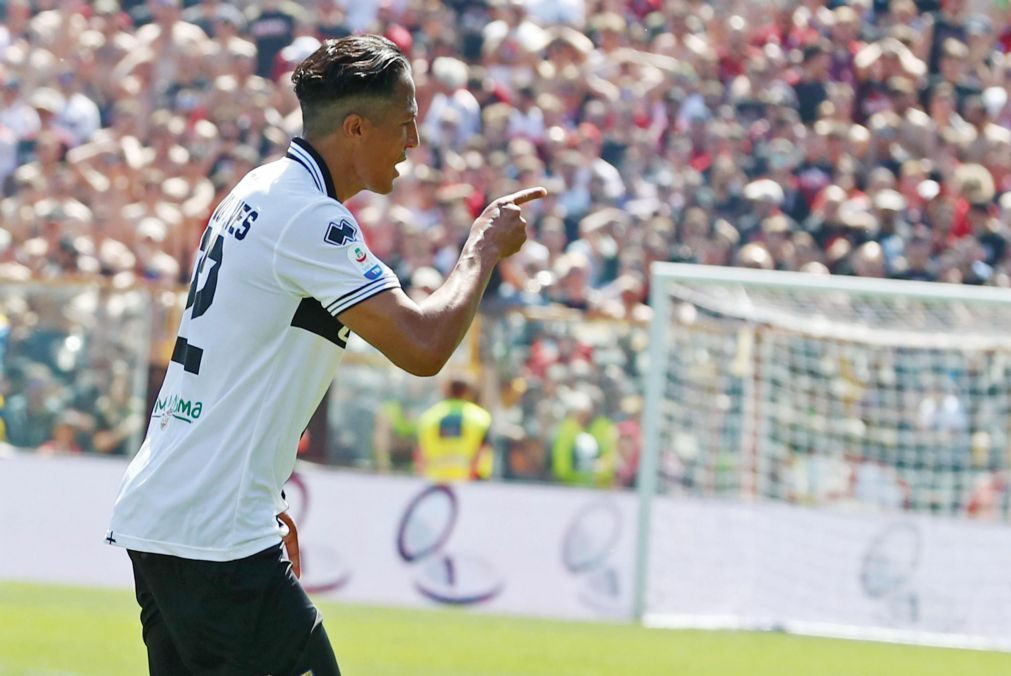 Bruno Alves marca de livre direto no empate do Parma com o AC Milan