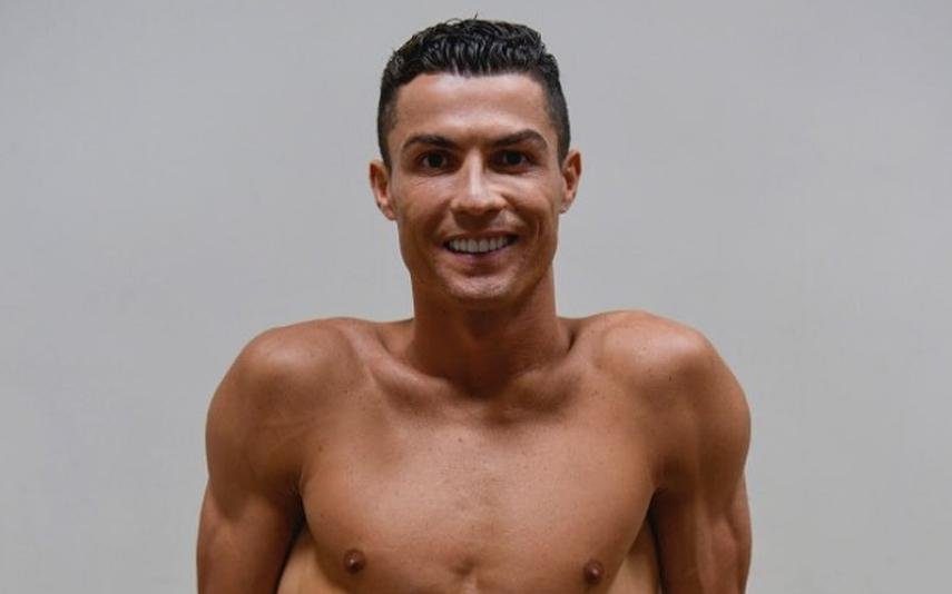Cristiano Ronaldo exibe corpo escultural só de roupa interior