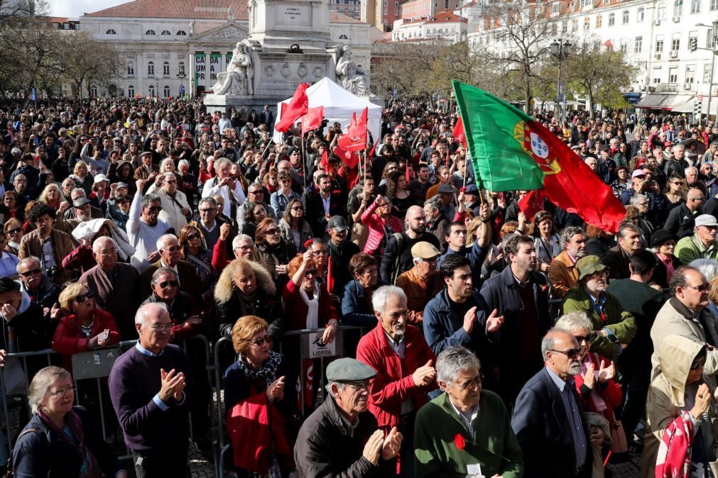 Milhares desfilam em Lisboa para lembrar revolução dos cravos