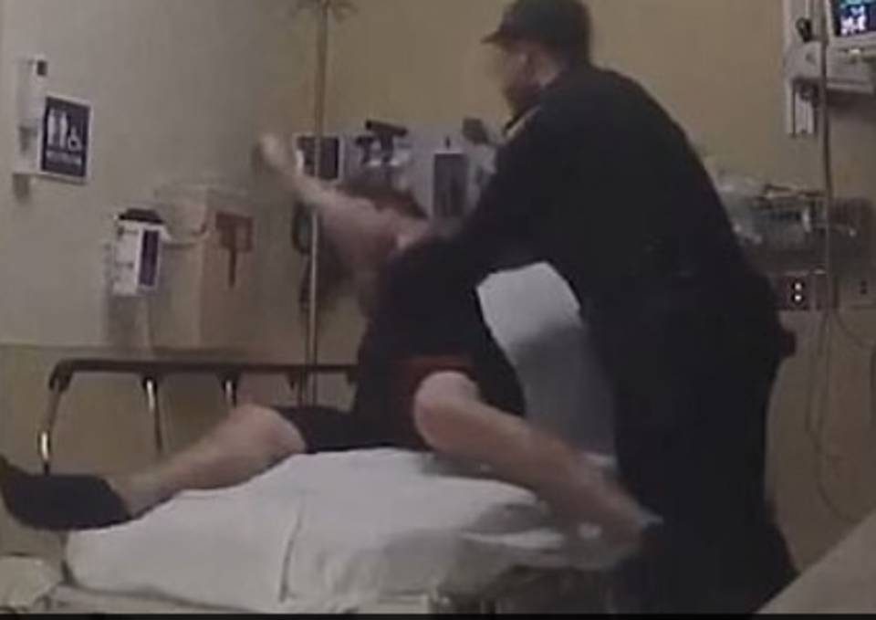 Polícia agride suspeito algemado a cama de hospital [vídeo]