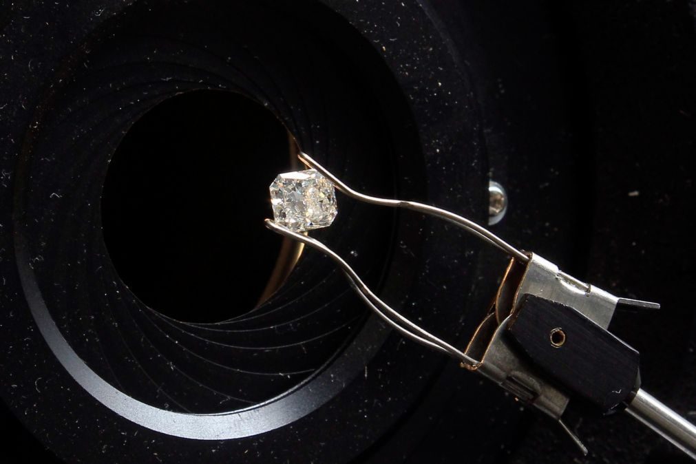 Diamante de mais de 1 milhão de euros roubado em exposição
