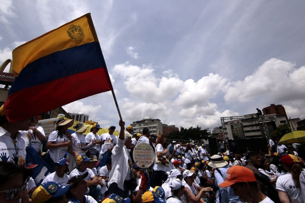 Centenas de venezuelanos nas ruas de Caracas