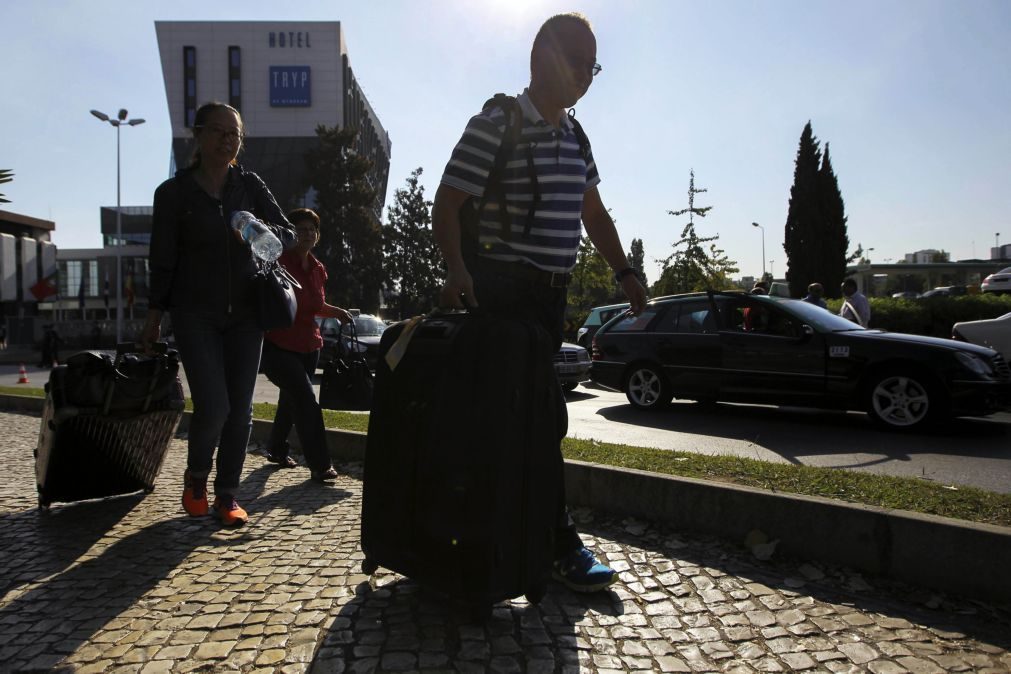 Largar passageiros em zonas proibidas no aeroporto pode dar multa de 7.500 euros