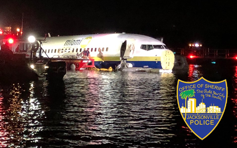 Avião cai em rio nos Estados Unidos com 160 pessoas a bordo