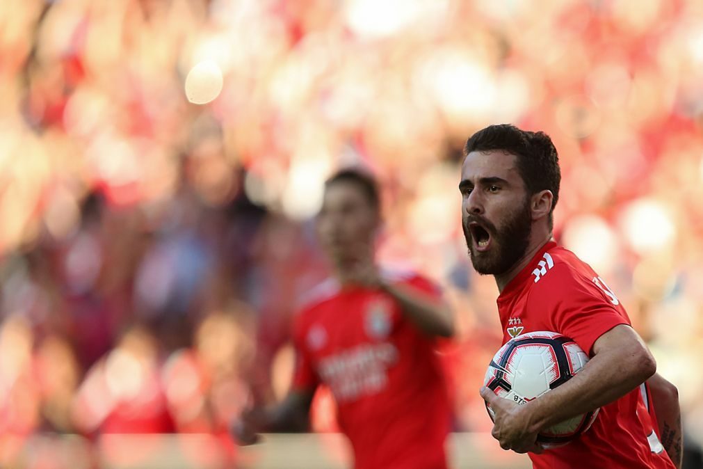 Benfica vira resultado com Portimonense e fica mais perto do título