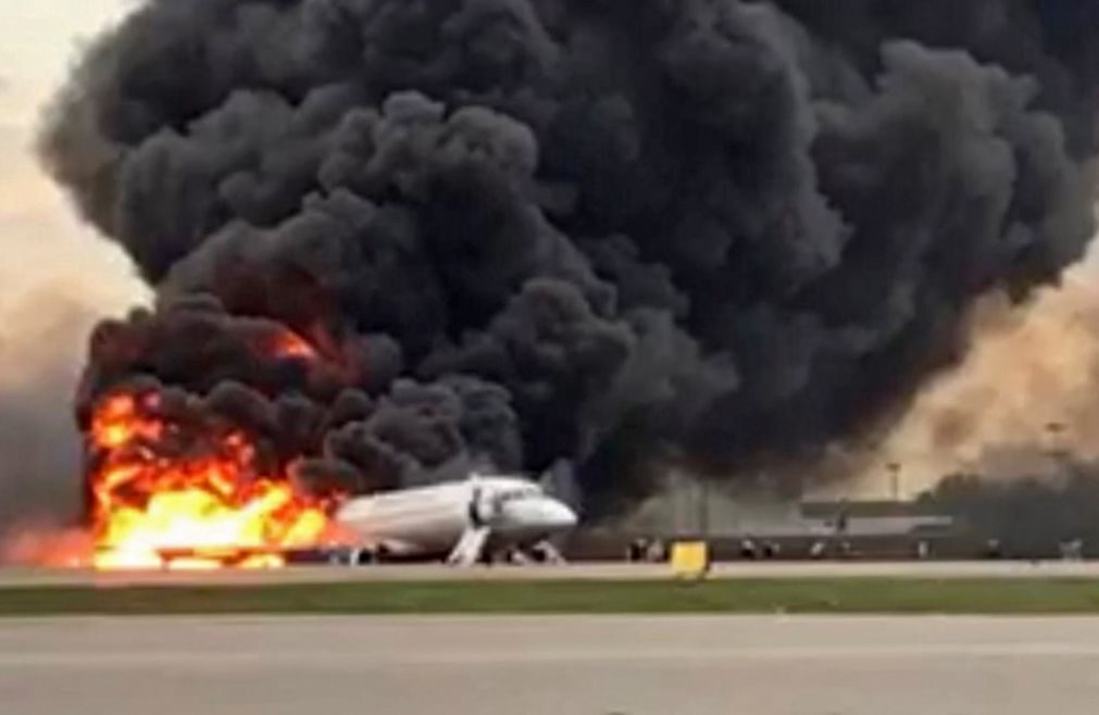 Avião que se incendiou na Rússia fez pelo menos 13 mortos [vídeo]