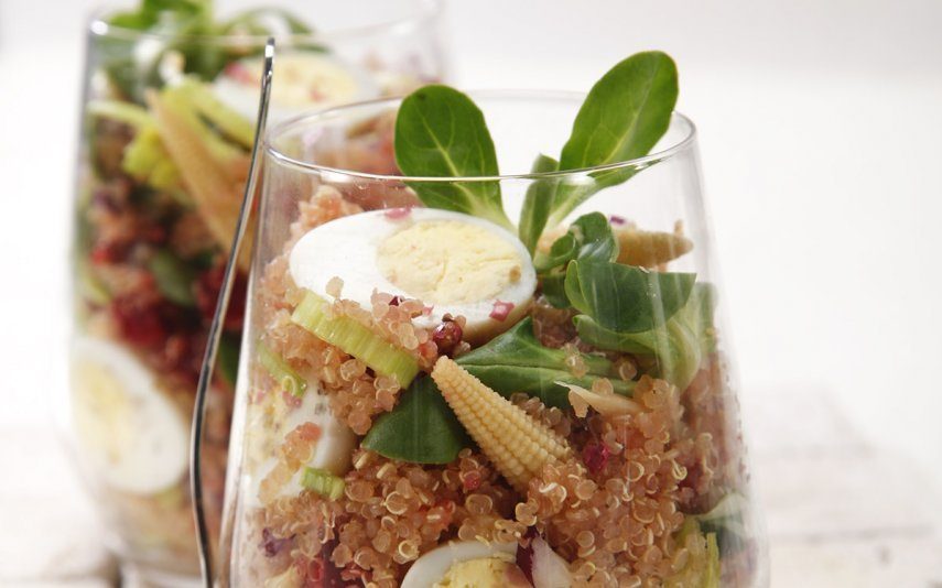 Saudável. Salada de quinoa com beterraba