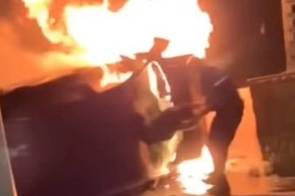 Polícia salva mulher de carro em chamas [vídeo]