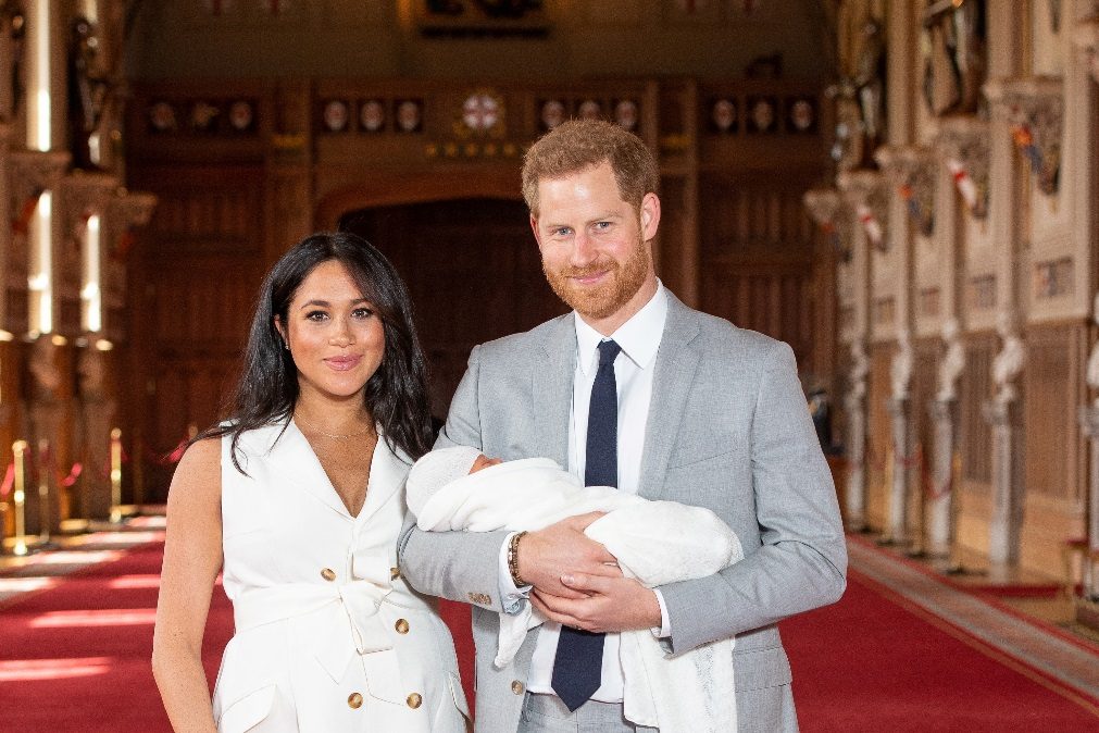 As primeiras fotos do bebé real e as primeiras palavras de Meghan