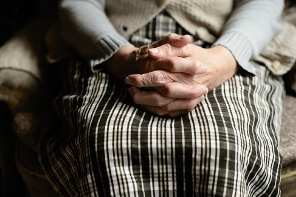Mulher de 102 anos acusada de homicídio em lar de idosos