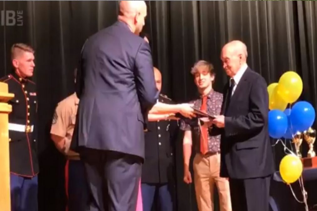 Veterano da Segunda Guerra Mundial conclui ensino secundário aos 91 anos