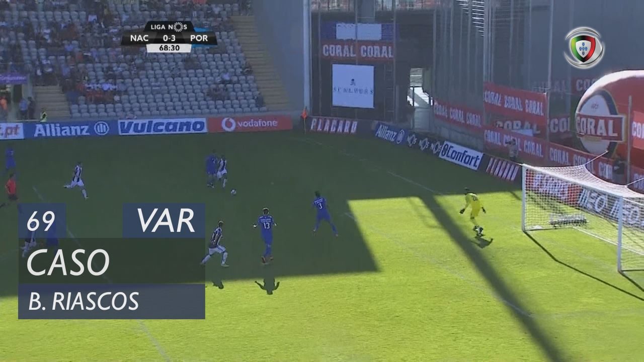 Nacional-FC Porto [69'] Penálti na área dos portistas anulado pelo VAR [vídeo]