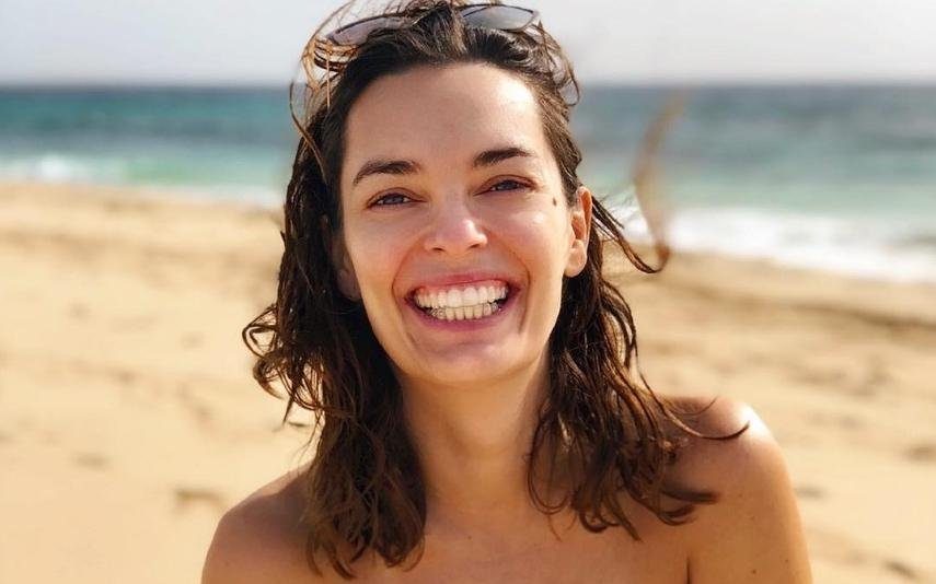 Melânia Gomes na reta final da gravidez, mostra-se completamente nua na praia