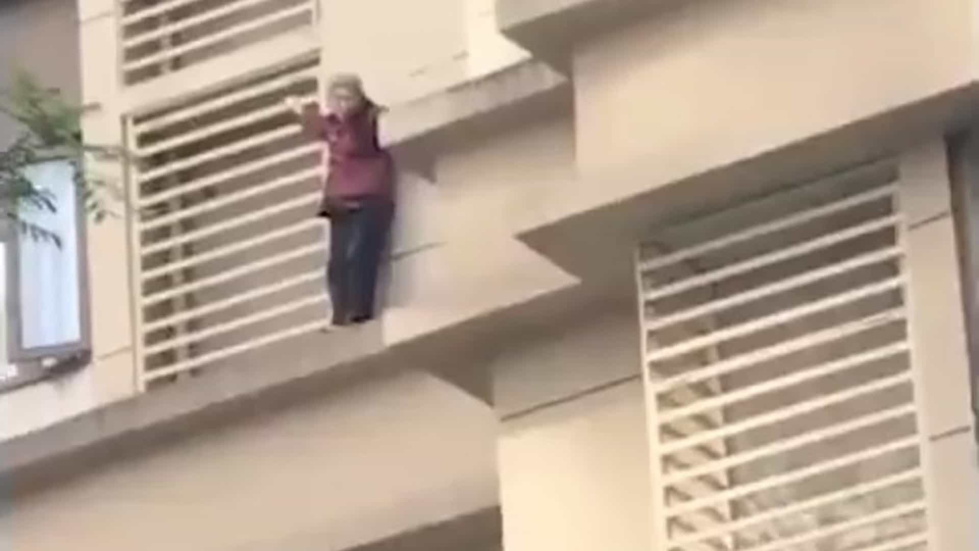 Idosa de 84 anos foge do apartamento no 14.º andar pela fachada do prédio